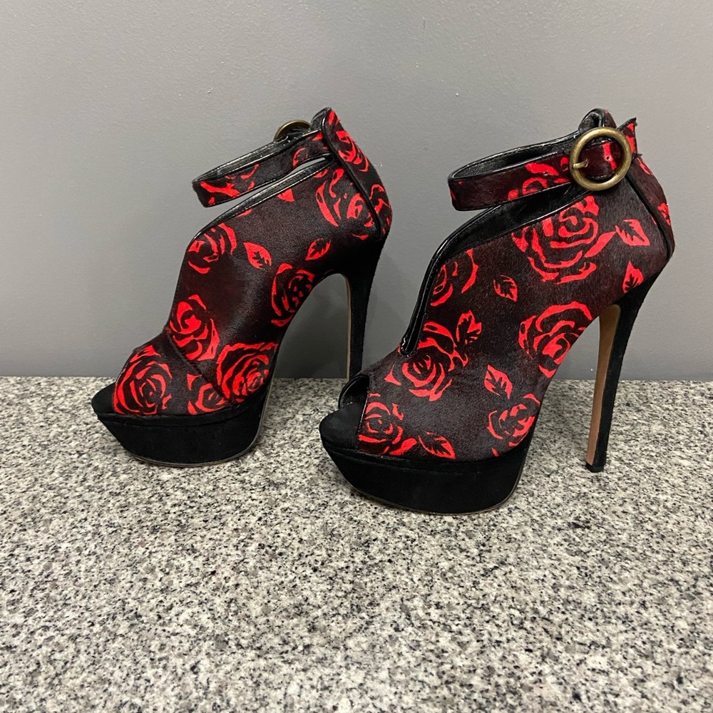BETSEY JOHNSON Black/Red Roses Pony Hair Peep Toe Stiletto Platforms Whimsy  6.5